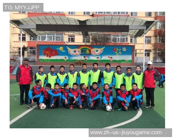 申华小学足球队勇夺冠军展现团结拼搏精神助力校园文化发展